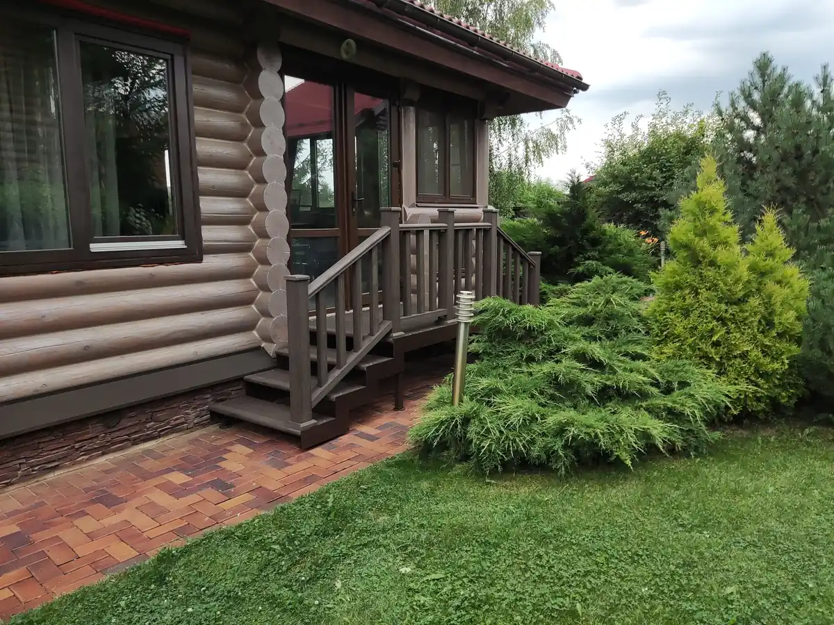 Крыльцо с ДПК Woodvex у сруба - вид со стороны сада