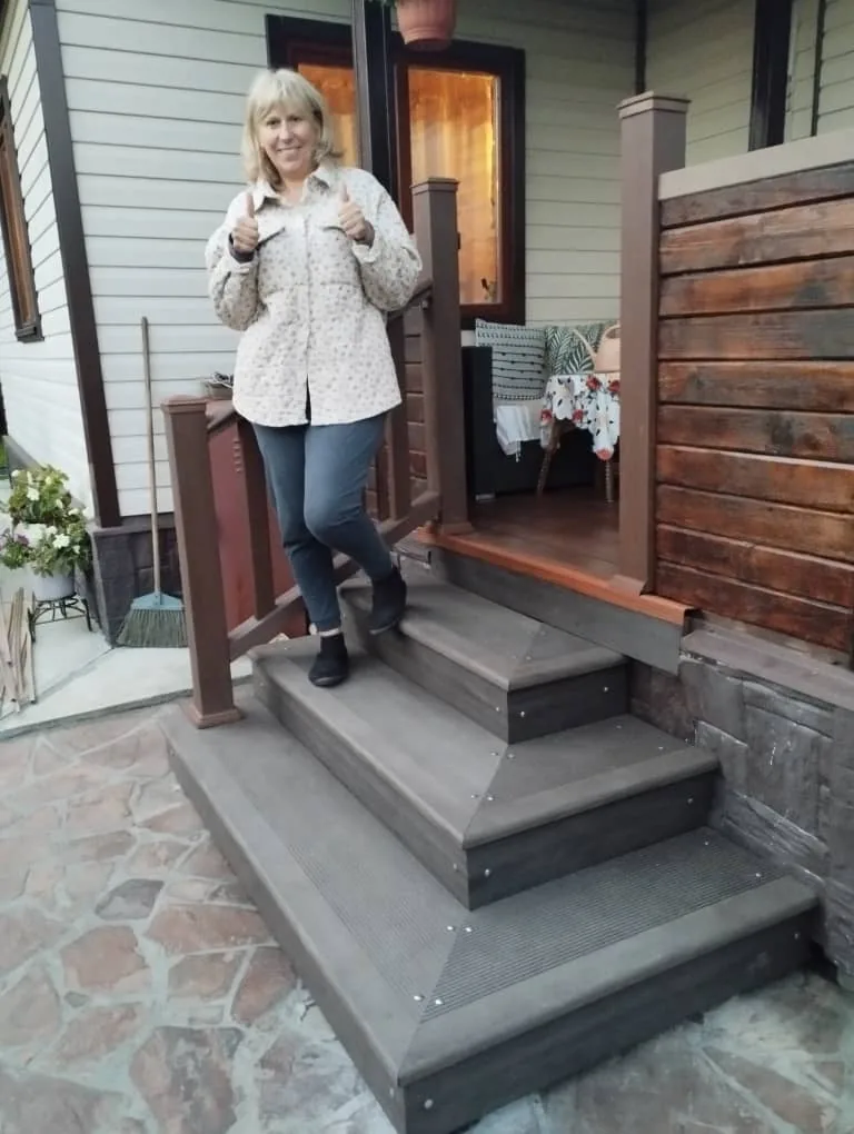 Клиент у готовой уличной лестницы, объект в Москве или области